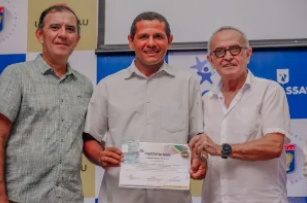 Cícero Lucena entrega certificados para 410 concluintes do curso de operador de máquinas pesadas